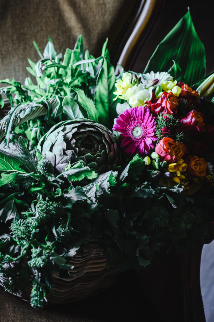 Bouquet di verdura e fiori